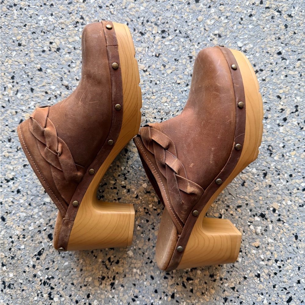 Clarks Women's Tan Leather Mules